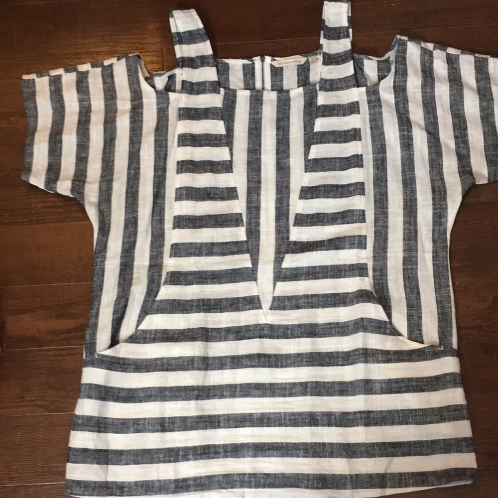 SOFT SURROUNDINGS cold shoulder striped top B29